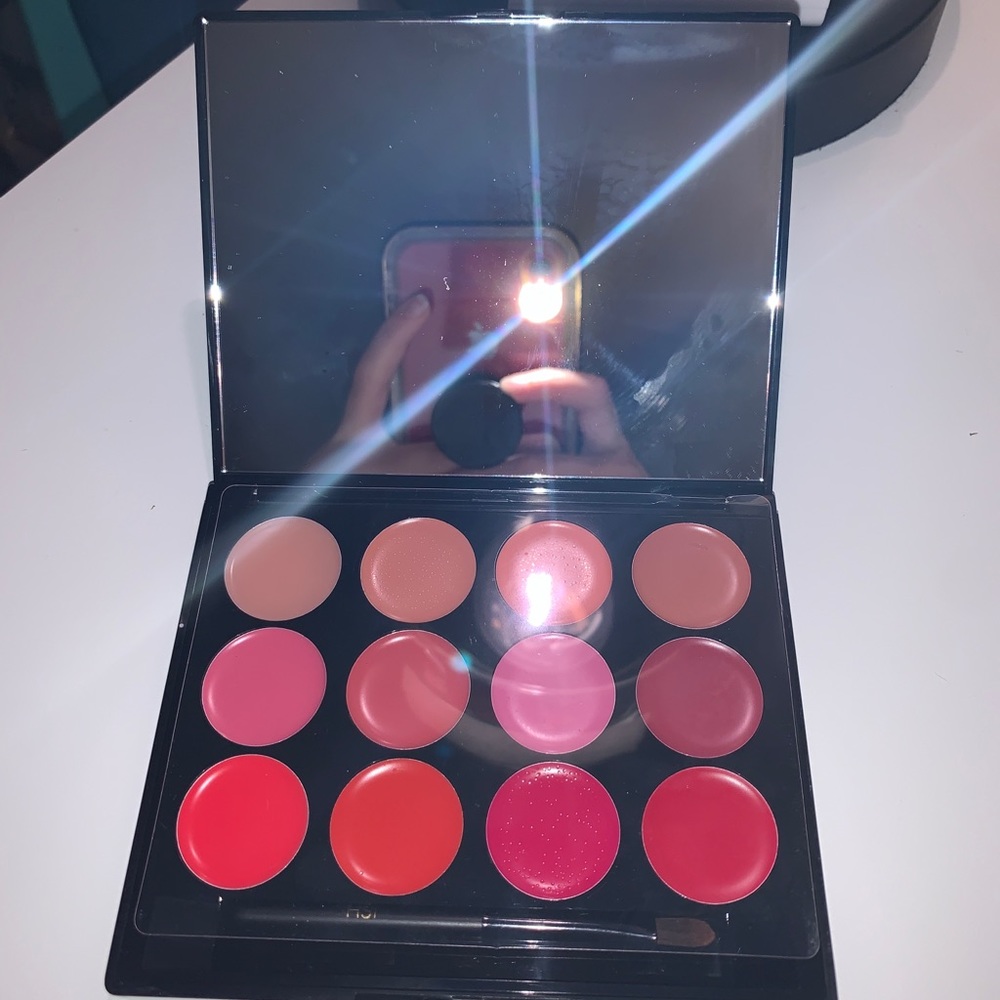 ISH LIP STATEMENT PALETTE NEVER USED MAKEUP